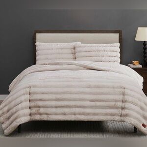 Frye Faux Fur 3 piece Queen/King
Comforter Set